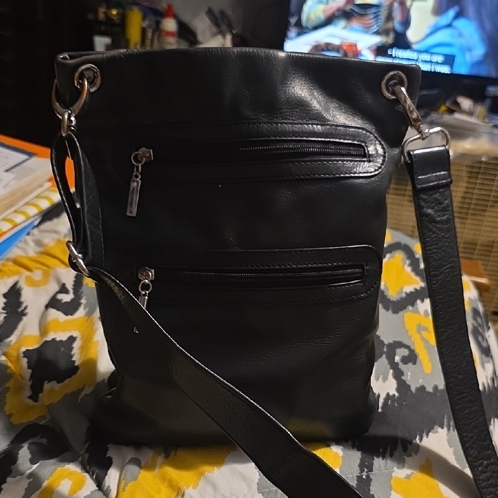 Elegant Black Leather Messenger Bag